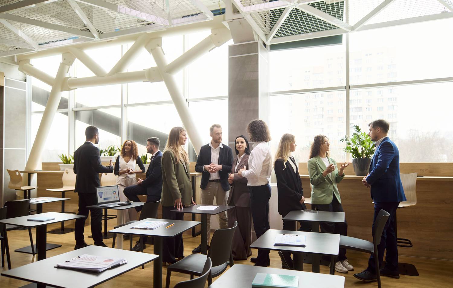 Collega's in gesprek in een licht, open kantoor